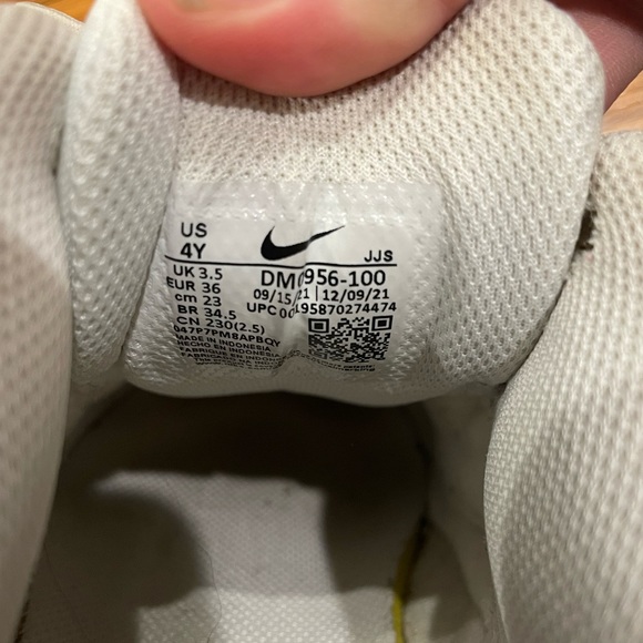 Nike Air Max - size 4Y - Picture 4 of 5